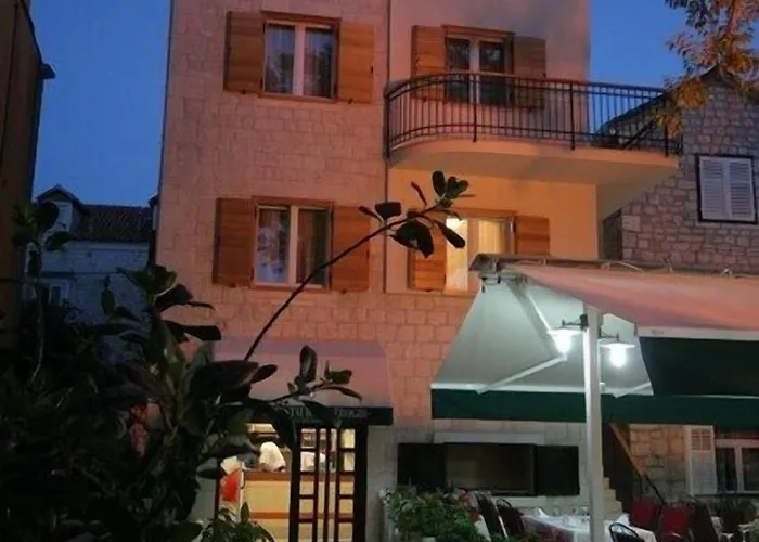 Trogirski Dvori Τρογκίρ