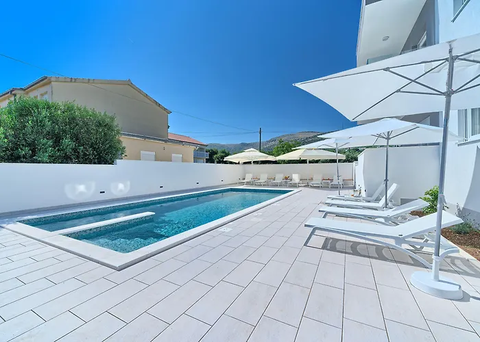 特洛吉尔多瑞酒店 3*