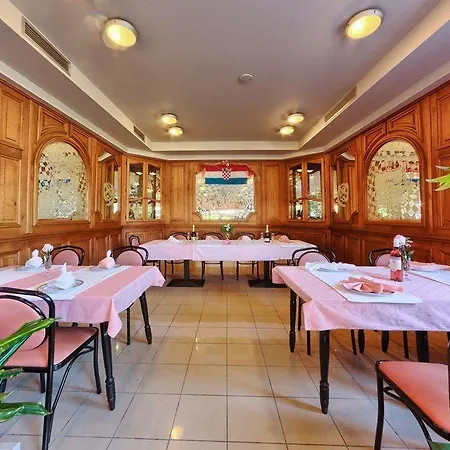Trogirski Dvori מלון טרוגיר