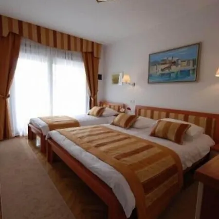 Trogirski Dvori 3*